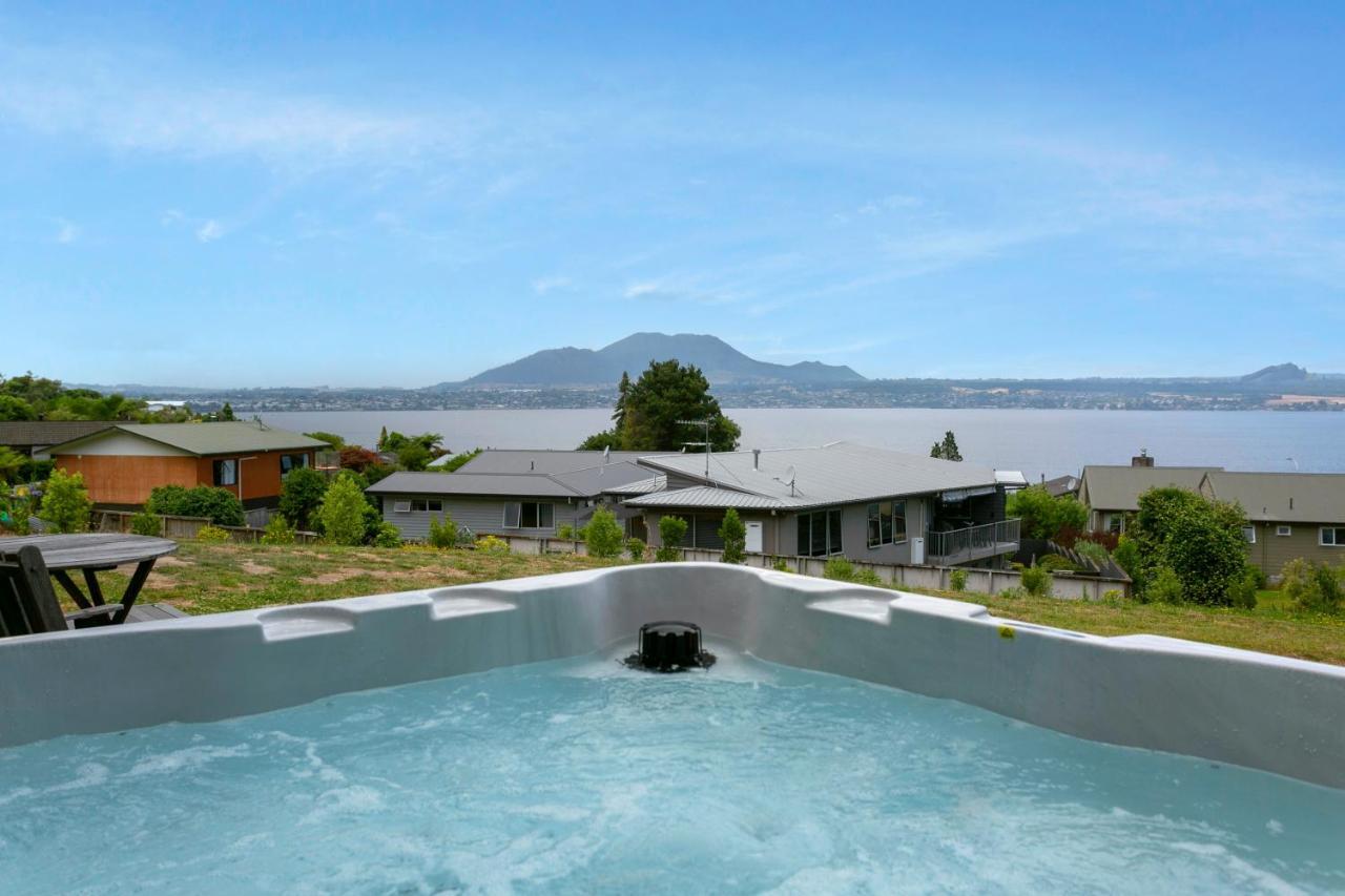 Acacia Bay Bach - Views, Spa & Serenity - Taupo Exterior foto