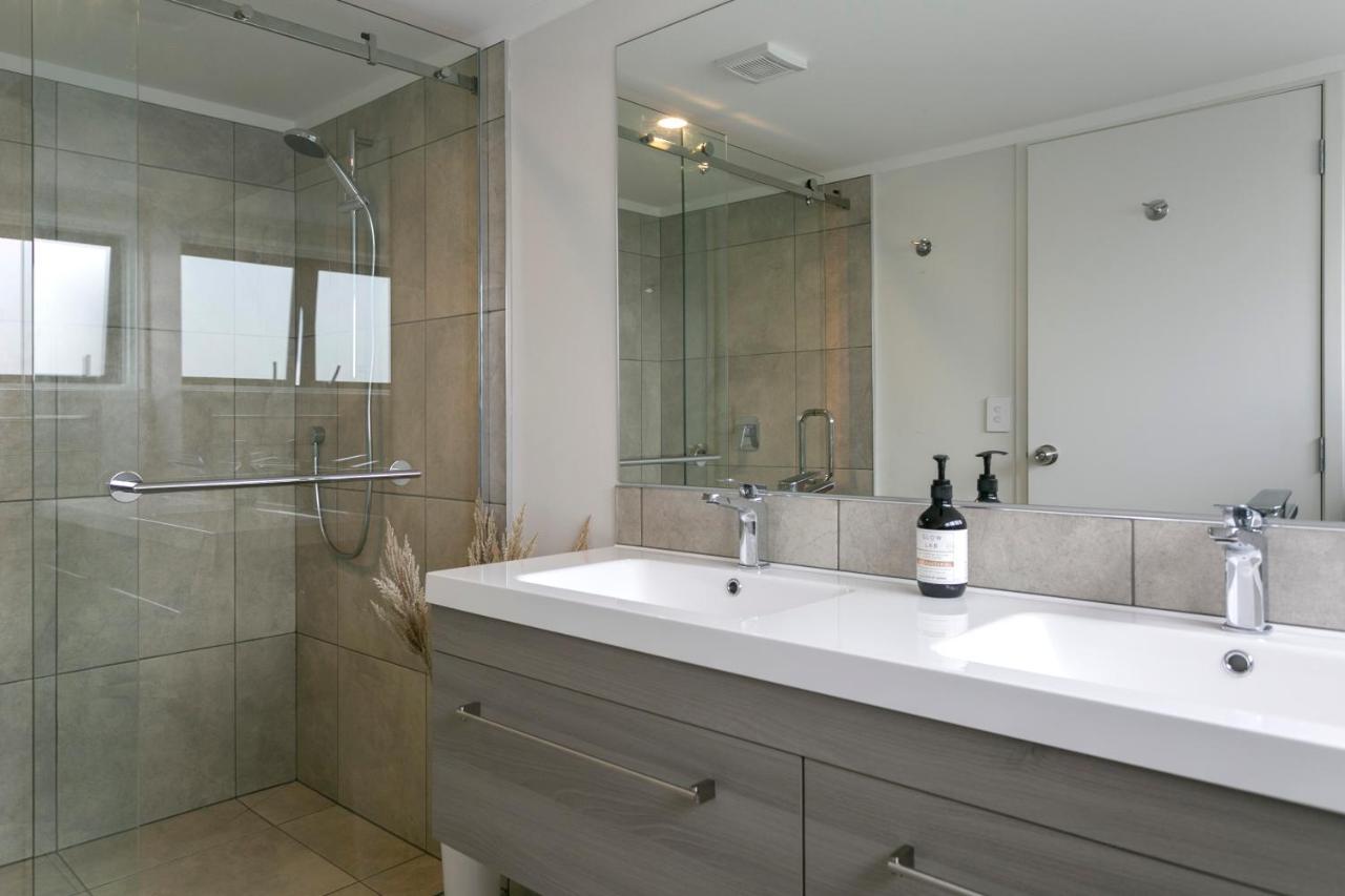 Acacia Bay Bach - Views, Spa & Serenity - Taupo Exterior foto
